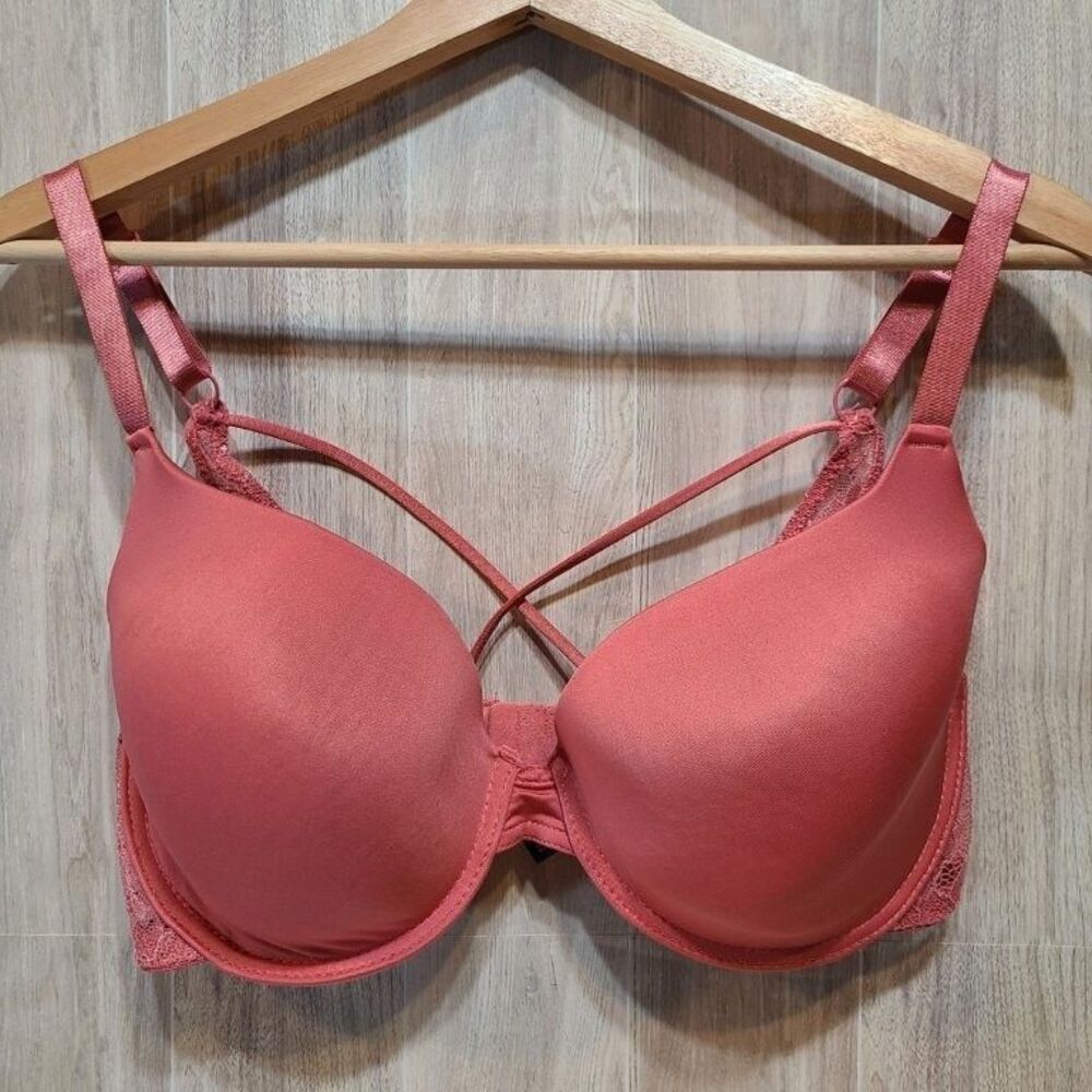 XOXO Women 36D Coral Orange Lace Molded T-Shirt Bra Underwire Criss Cross Straps
